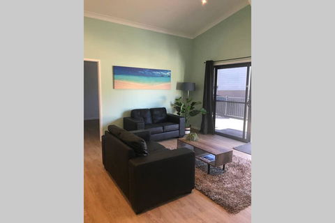 FAIRVIEW COTTAGE 25B - Waterfront Accommodation - Lightning Ridge Tourism 1