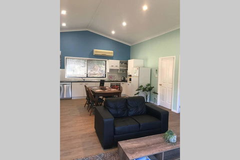 FAIRVIEW COTTAGE 25B - Waterfront Accommodation - Lightning Ridge Tourism 3