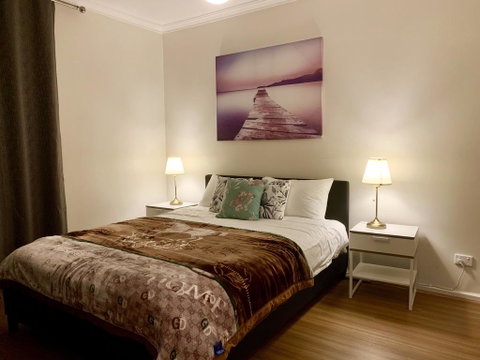 Family Home In Prime Location Melbourne - Lightning Ridge Tourism 3