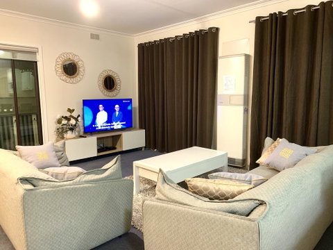 Family Home In Prime Location Melbourne - Lightning Ridge Tourism 1