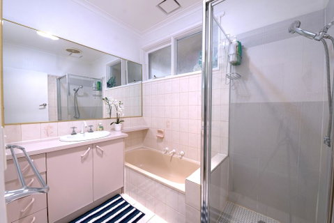 Family Home In Prime Location Melbourne - Lightning Ridge Tourism 2