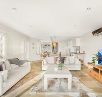 Family House With BBQ Deck Water View and Parking - Lightning Ridge Tourism