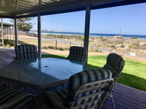 Family Tides - Lightning Ridge Tourism 3
