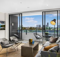Family Unit with Parking Balcony Pool near Beach - Lightning Ridge Tourism