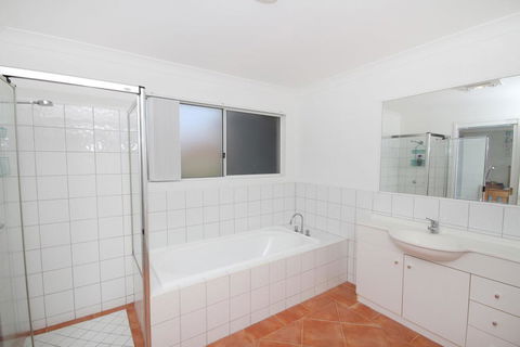 FANTASTIC HOLIDAY UNIT IN A PERFECT LOCATION - Lightning Ridge Tourism 1