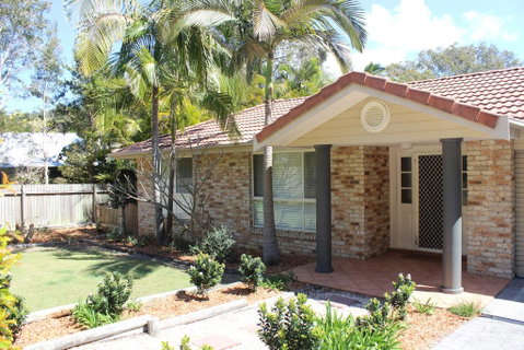 FRANGIPANI BEACH HOUSE - PET FRIENDLY 22 Belbourie Cres Boomerang Beach - Lightning Ridge Tourism 0