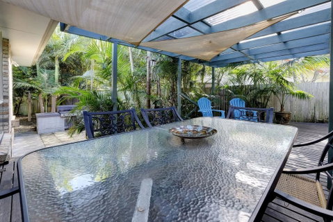 FRANGIPANI BEACH HOUSE - PET FRIENDLY 22 Belbourie Cres Boomerang Beach - Lightning Ridge Tourism 2
