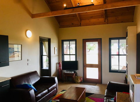 French Island Cottage - Lightning Ridge Tourism 3