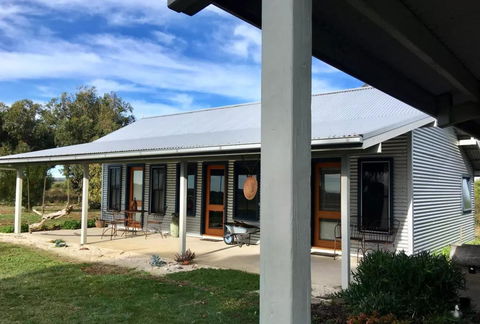 French Island Cottage - Lightning Ridge Tourism 0