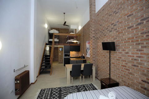 Gables 11 On Clyde Street - Lightning Ridge Tourism 0