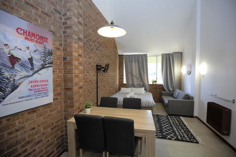 Gables 11 On Clyde Street - Lightning Ridge Tourism 3