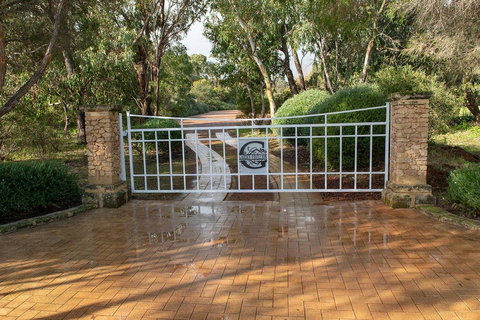 Garden Pavilion - Art House Yallingup - Lightning Ridge Tourism 1