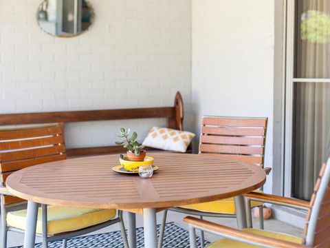 Gartelmann Studio @ Gartelmanns Wines Walk To The Deck Cafe + Wine Tasting - Lightning Ridge Tourism 2