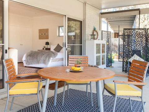 Gartelmann Studio @ Gartelmanns Wines Walk To The Deck Cafe + Wine Tasting - Lightning Ridge Tourism 0