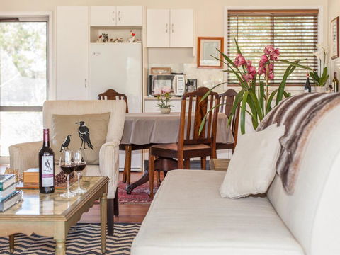Gartelmann Studio @ Gartelmanns Wines Walk To The Deck Cafe + Wine Tasting - Lightning Ridge Tourism 3