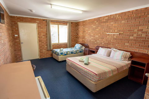 Gascoyne Hotel - Lightning Ridge Tourism 2