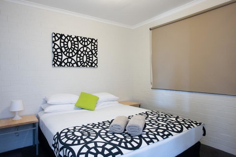 Geraldton's Ocean West Holiday Units & Short Stay Accommodation - Lightning Ridge Tourism 0