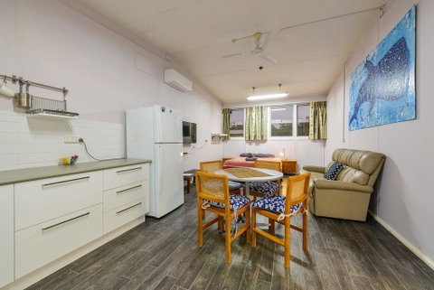 Getaway Villas Unit 38-10 - 2 Bedroom Self-Contained Accommodation - Lightning Ridge Tourism 3