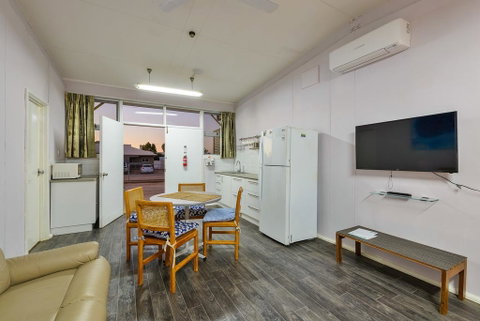 Getaway Villas Unit 38-10 - 2 Bedroom Self-Contained Accommodation - Lightning Ridge Tourism 2