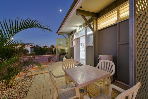 Getaway Villas Unit 38-10 - 2 Bedroom Self-Contained Accommodation - Lightning Ridge Tourism 1