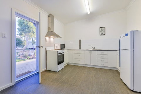Getaway Villas Unit 38-11 - 1 Bedroom Self-Contained Accommodation - Lightning Ridge Tourism 3