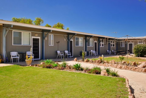Getaway Villas Unit 38-3 - 1 Bedroom Self-Contained Accommodation - Lightning Ridge Tourism 0