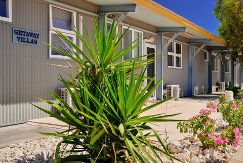 Getaway Villas Unit 38-5 - 1 Bedroom Self-Contained Accommodation - Lightning Ridge Tourism 1