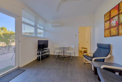Getaway Villas Unit 38-5 - 1 Bedroom Self-Contained Accommodation - Lightning Ridge Tourism 3
