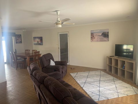 Gin Gin Budget Accommodation - Lightning Ridge Tourism 2