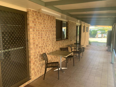 Gin Gin Budget Accommodation - Lightning Ridge Tourism 1