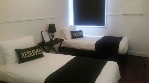 Gin Gin Budget Accommodation - Lightning Ridge Tourism 0