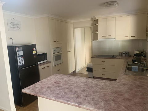 Gin Gin Budget Accommodation - Lightning Ridge Tourism 3