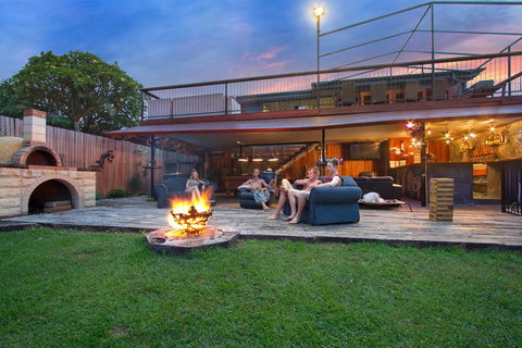 Gladstone Backpackers - Lightning Ridge Tourism 0