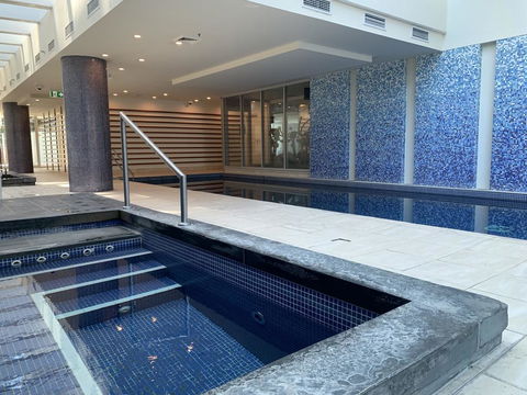 GLENELG Five Stars - Lightning Ridge Tourism 1
