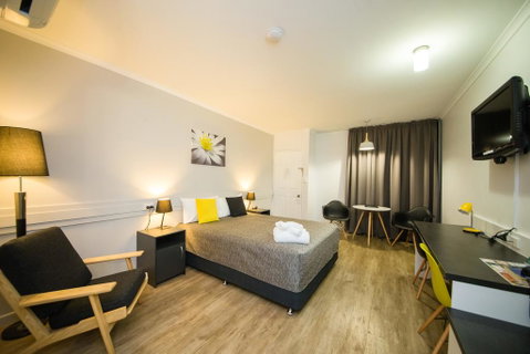 Glenmore Palms Motel - Lightning Ridge Tourism 0