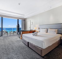 Gold Tower 20th Level Suite with Kitchenette - Lightning Ridge Tourism