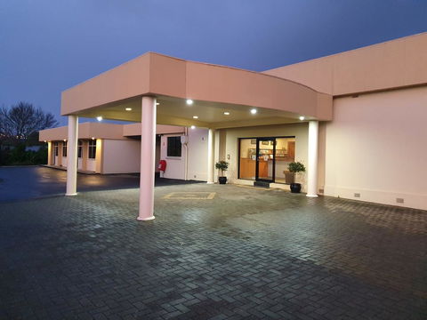Golden Chain Tower Motor Inn - Lightning Ridge Tourism 2