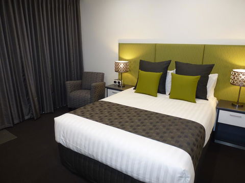 Golden Chain Tower Motor Inn - Lightning Ridge Tourism 0