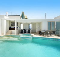 Golden Gate 2 Storey Penthouse with Pool - We Accommodate - Lightning Ridge Tourism