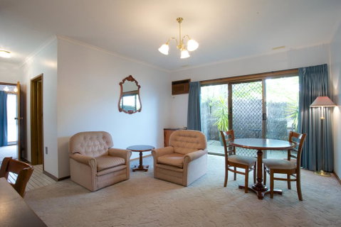Golden Grain Motor Inn - Lightning Ridge Tourism 0