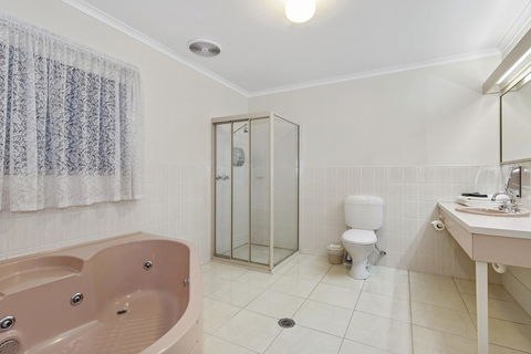 Golden Square Motor Inn - Lightning Ridge Tourism 3