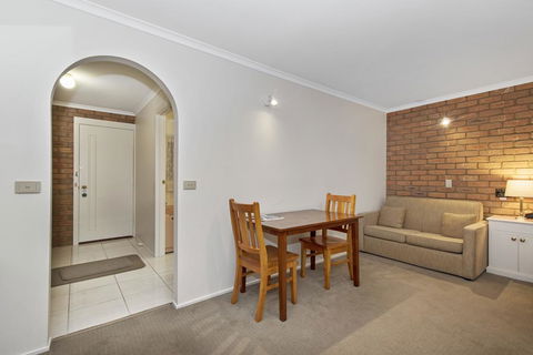 Golden Square Motor Inn - Lightning Ridge Tourism 2