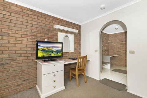 Golden Square Motor Inn - Lightning Ridge Tourism 1