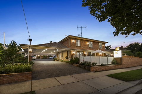 Golden Square Motor Inn - Lightning Ridge Tourism 0