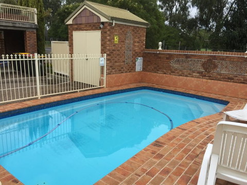 Golf Links Motel - Lightning Ridge Tourism 2