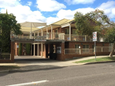 Golf Links Motel - Lightning Ridge Tourism 0