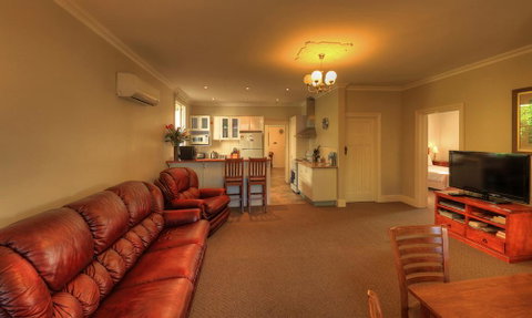 Grace's Spa Cottage - Lightning Ridge Tourism 1