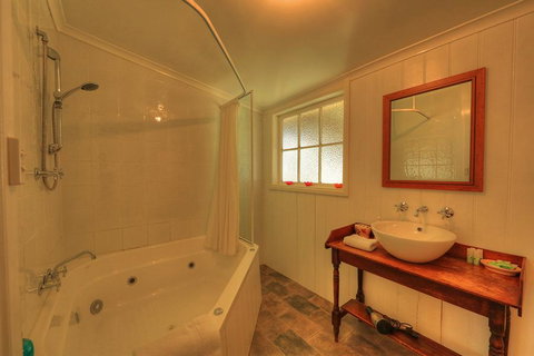Grace's Spa Cottage - Lightning Ridge Tourism 3