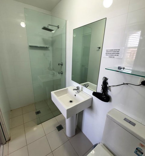 Grand Hotel - Lightning Ridge Tourism 3