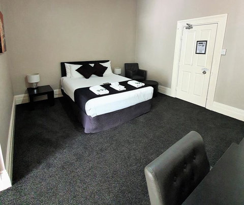 Grand Hotel - Lightning Ridge Tourism 2
